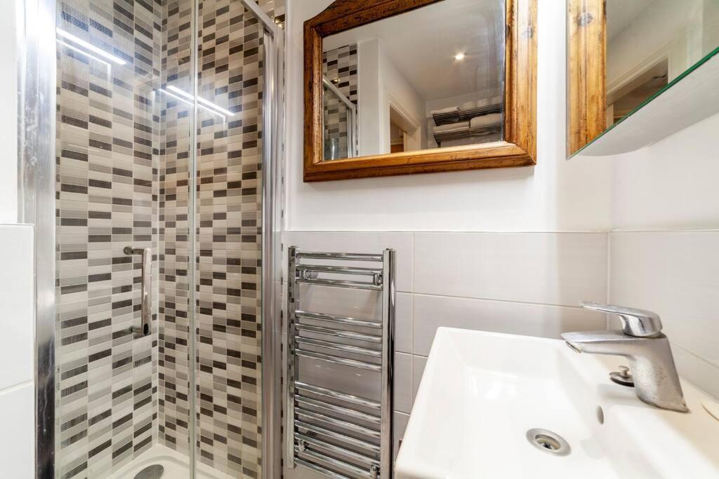 Апартаменты Outstanding Antique 1Br Flat In Soho Лондон Экстерьер фото